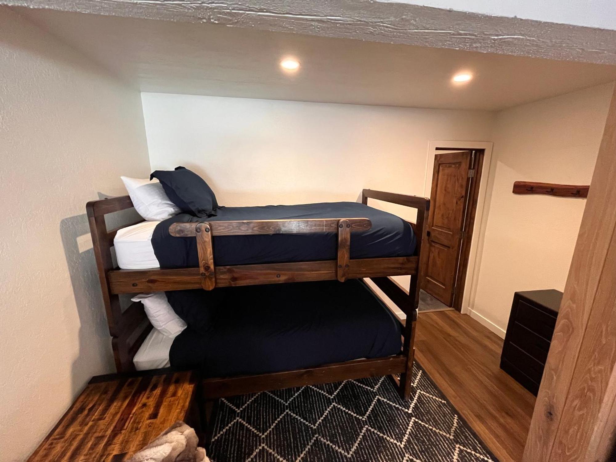 Tastefully Remodeled Condo At Mammoth Ski & Racquet Club, Hot Tub, Garage, 10 Min Walk To Ski Lifts ماموث لاكيس المظهر الخارجي الصورة