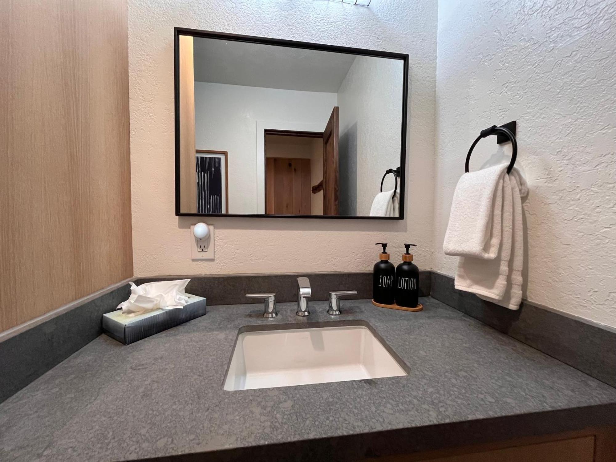 Tastefully Remodeled Condo At Mammoth Ski & Racquet Club, Hot Tub, Garage, 10 Min Walk To Ski Lifts ماموث لاكيس المظهر الخارجي الصورة